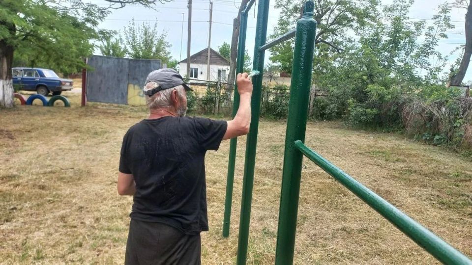 В сёлах Скадовского округа детские площадки засияли чистотой и красками В сёлах Скадовского округа детские площадки засияли чистотой и красками