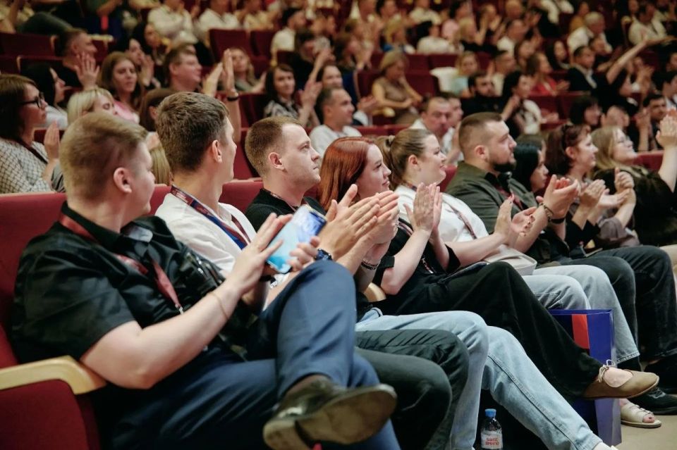 «Школа молодежной политики» от Росмолодежи — возможность узнать о ключевых вызовах и государственных задачах в сфере воспитания подрастающего поколения, познакомиться с коллегами из разных городов, узнать мнения экспертов по... «Школа молодежной политики» от Росмолодежи — возможность узнать о ключевых вызовах и государственных задачах в сфере воспитания подрастающего поколения, познакомиться с коллегами из разных городов, узнать мнения экспертов по...