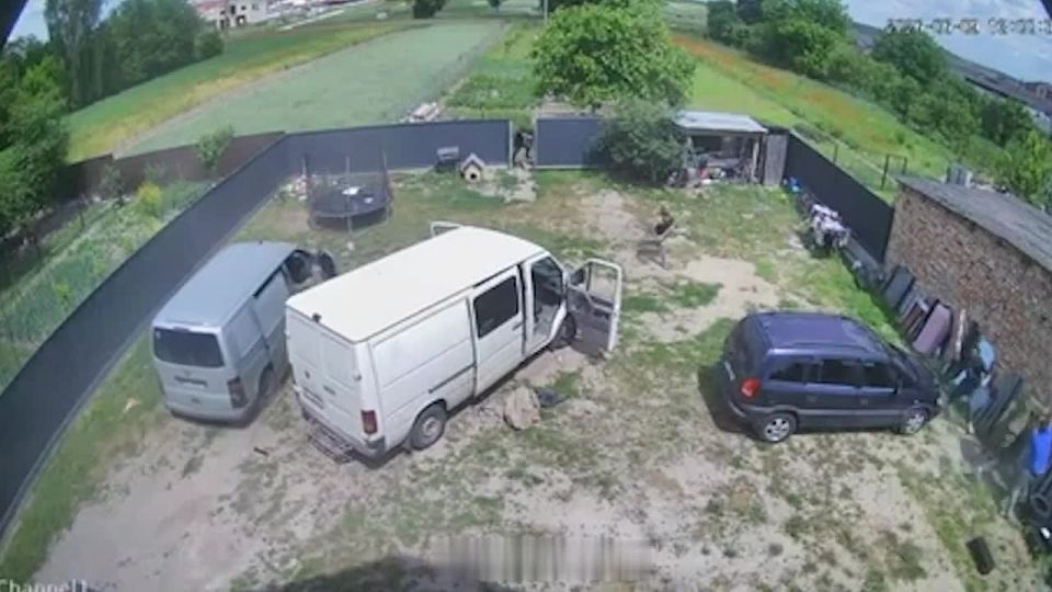 Жители волынского села на Украине лопатами прогнали военкомов и повредили их бус