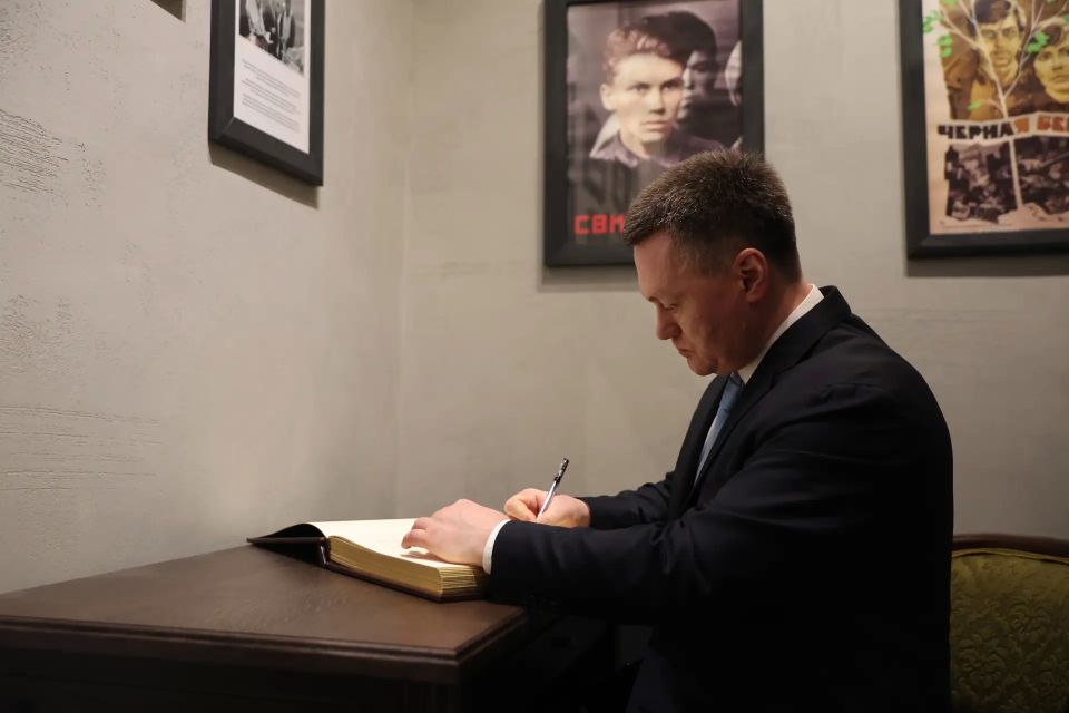 Игорь Краснов посетил Государственный мемориальный комплекс «Хатынь», где возложил цветы к скульптуре «Непокорённый человек» и Вечному огню, почтив память жертв Великой Отечественной войны Игорь Краснов посетил Государственный мемориальный комплекс «Хатынь», где возложил цветы к скульптуре «Непокорённый человек» и Вечному огню, почтив память жертв Великой Отечественной войны