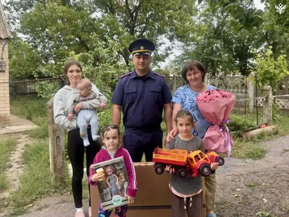 Офицеры Следкома России помогли многодетной семье погибшего добровольца из Ивановского округа