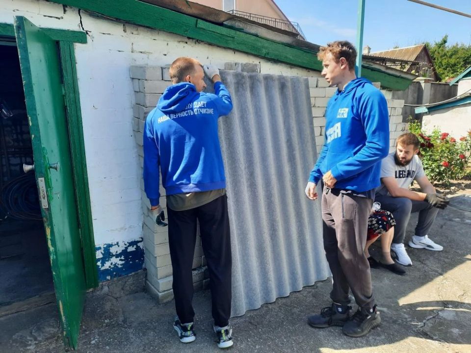 После сильного ветра у жительницы Каховки Татьяны Васильевны была повреждена крыша дома После сильного ветра у жительницы Каховки Татьяны Васильевны была повреждена крыша дома