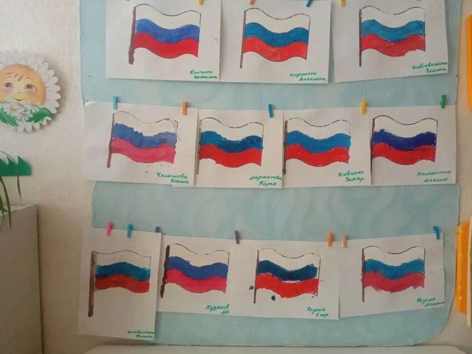 В преддверии праздника, Дня России, в летней творческой мастерской воспитанники группы «Пчелки» дружно рисовали символ нашей страны-Российский флаг В преддверии праздника, Дня России, в летней творческой мастерской воспитанники группы «Пчелки» дружно рисовали символ нашей страны-Российский флаг