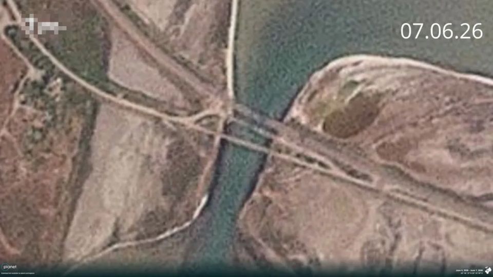 Последствия удара дронов ВСУ по мосту в Чонгаре, соединяющему Крым и Херсонскую область, запечатлены со спутника Последствия удара дронов ВСУ по мосту в Чонгаре, соединяющему Крым и Херсонскую область, запечатлены со спутника