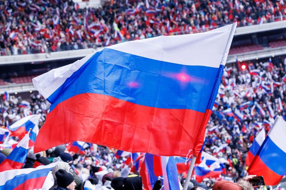 Госдума приняла во втором чтении законопроект об обязательном размещении флага России на спортивных объектах