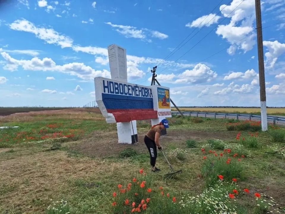 В преддверии главного государственного праздника — Дня России — активисты и неравнодушные жители провели работы по наведению порядка на мемориальном комплексе (Стелле) при въезде в село Новосеменовка В преддверии главного государственного праздника — Дня России — активисты и неравнодушные жители провели работы по наведению порядка на мемориальном комплексе (Стелле) при въезде в село Новосеменовка