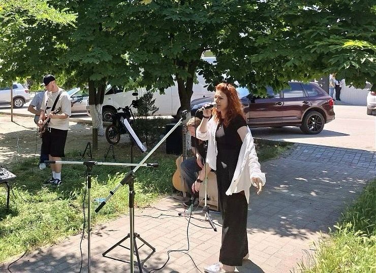 Лето в Геническе стало ещё ярче: Дворец культуры дал старт летним концертам Лето в Геническе стало ещё ярче: Дворец культуры дал старт летним концертам