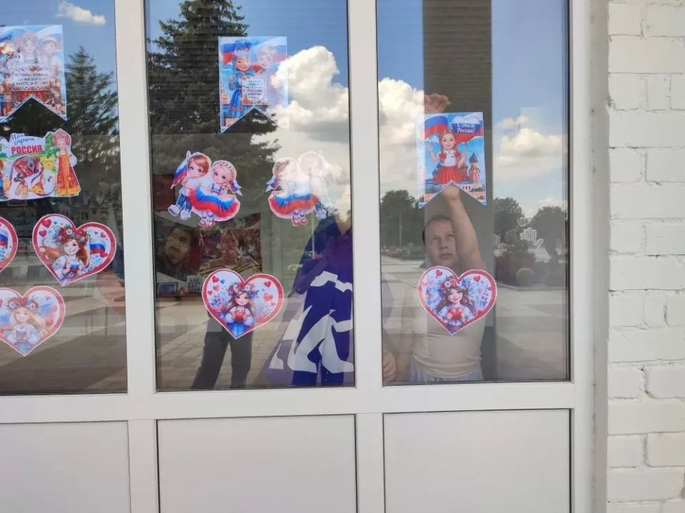 По инициативе «Единой России» в Долинском прошла акция «Окна России» По инициативе «Единой России» в Долинском прошла акция «Окна России»