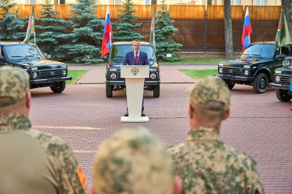 Глава Минтранса Андрей Никитин и руководитель исполкома Народного фронта Михаил Кузнецов передали бойцам СВО 19 новых автомобилей повышенной проходимости Глава Минтранса Андрей Никитин и руководитель исполкома Народного фронта Михаил Кузнецов передали бойцам СВО 19 новых автомобилей повышенной проходимости