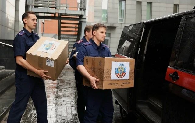 Сотрудники Культурного центра СК России организовали сбор гуманитарной помощи для участников специальной военной операции Сотрудники Культурного центра СК России организовали сбор гуманитарной помощи для участников специальной военной операции
