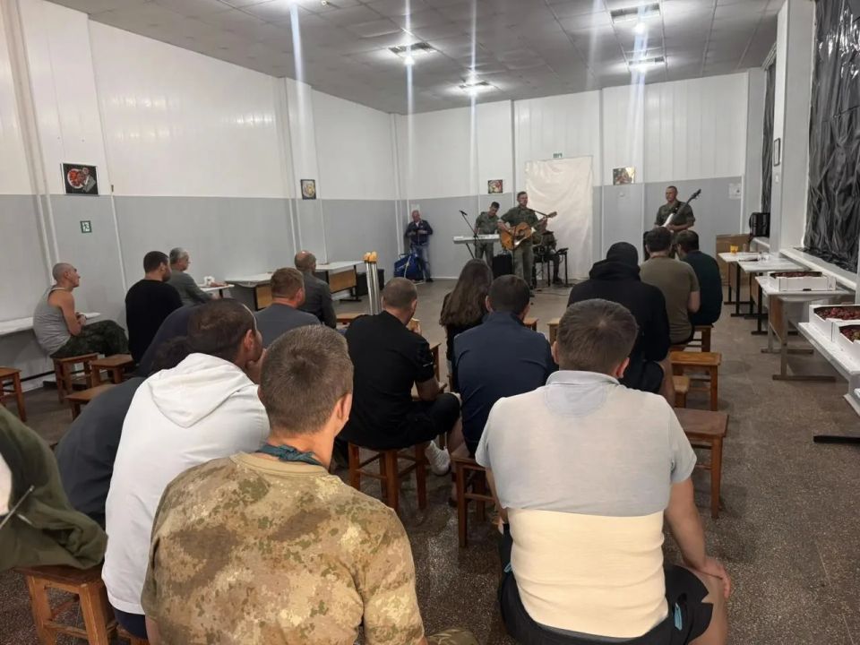 Комитет семей воинов Отечества Херсонской области посетил военный госпиталь, чтобы поздравить бойцов СВО с наступающим Днем России Комитет семей воинов Отечества Херсонской области посетил военный госпиталь, чтобы поздравить бойцов СВО с наступающим Днем России