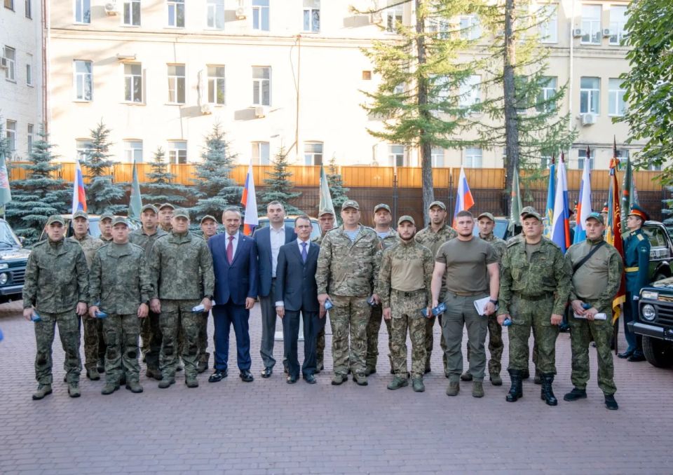 Глава Минтранса Андрей Никитин и руководитель исполкома Народного фронта Михаил Кузнецов передали бойцам СВО 19 новых автомобилей повышенной проходимости Глава Минтранса Андрей Никитин и руководитель исполкома Народного фронта Михаил Кузнецов передали бойцам СВО 19 новых автомобилей повышенной проходимости