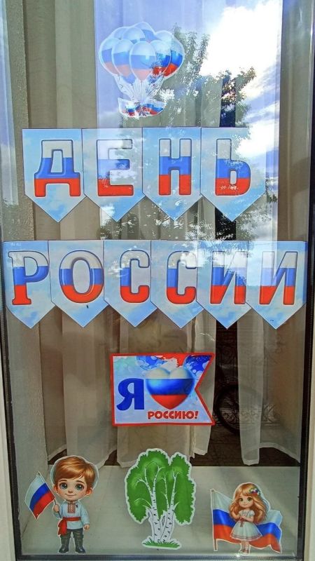 В Каховском округе жители украшают окна российской символикой в рамках акции "Окна России" В Каховском округе жители украшают окна российской символикой в рамках акции "Окна России"