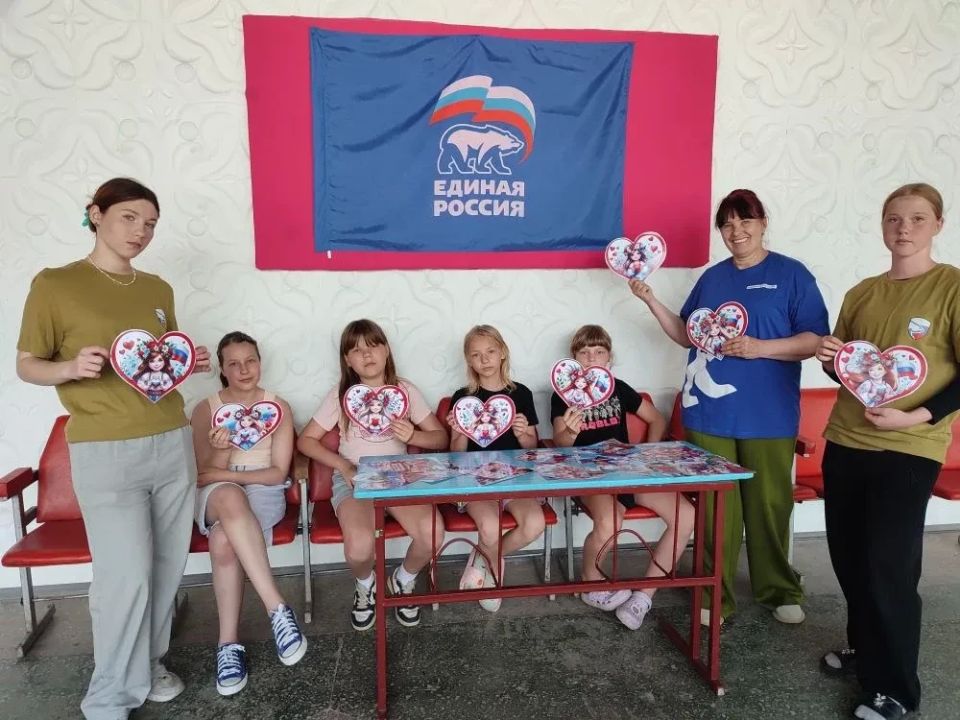 По инициативе «Единой России» в Долинском прошла акция «Окна России» По инициативе «Единой России» в Долинском прошла акция «Окна России»