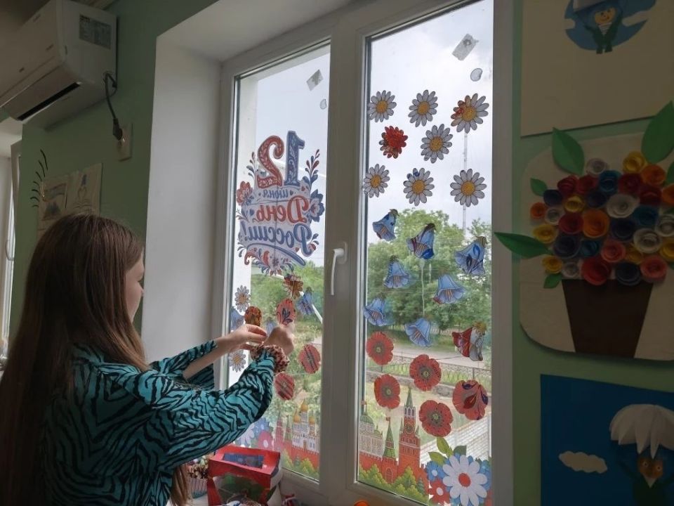 В Каховском округе жители украшают окна российской символикой в рамках акции "Окна России" В Каховском округе жители украшают окна российской символикой в рамках акции "Окна России"