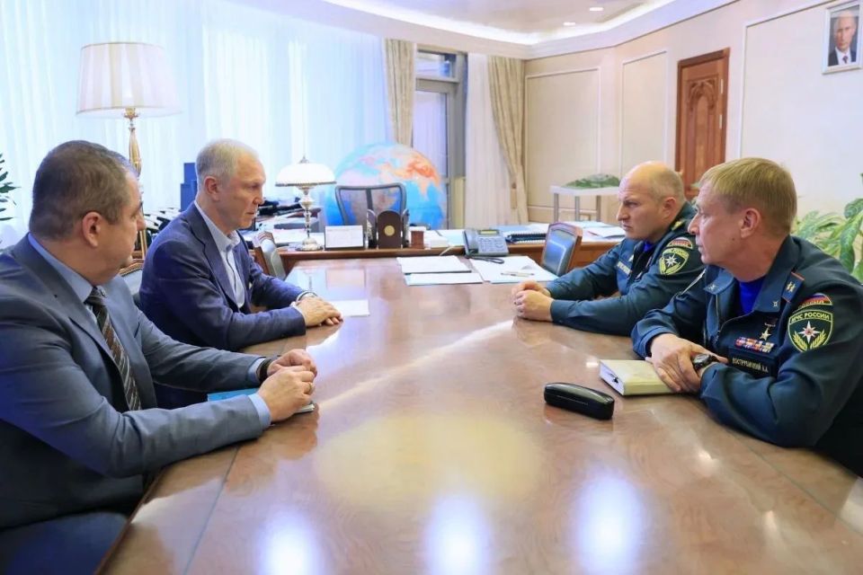 Губернатор Владимир Сальдо провел рабочую встречу с главой МЧС России Александром Куренковым Губернатор Владимир Сальдо провел рабочую встречу с главой МЧС России Александром Куренковым