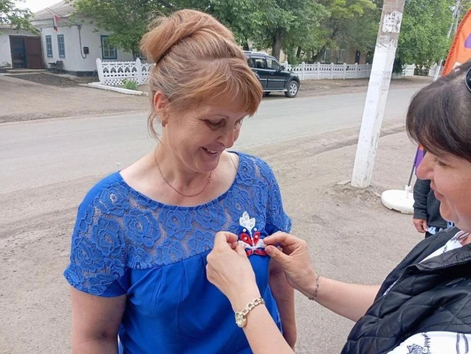 11 июня, в преддверии Дня России, сотрудники филиала № 4 Культурно-досугового центра Великолепетихского муниципального округа провели уличную патриотическую акцию «Россия в сердце навсегда» 11 июня, в преддверии Дня России, сотрудники филиала № 4 Культурно-досугового центра Великолепетихского муниципального округа провели уличную патриотическую акцию «Россия в сердце навсегда»