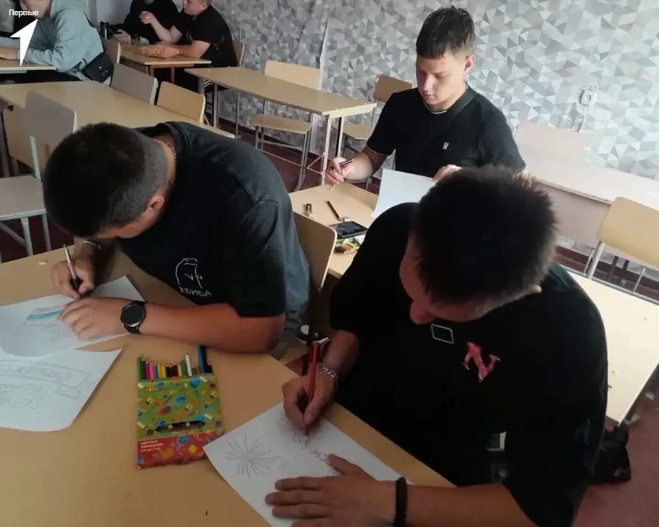 Первые Генического округа украсили окна в честь Дня России Первые Генического округа украсили окна в честь Дня России