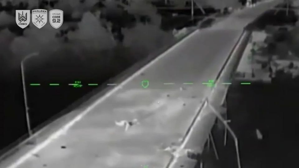 Кадры ударов дронов ВСУ по мостам в Крым в районе Армянска и села Ставки, приведшие к их повреждениям Кадры ударов дронов ВСУ по мостам в Крым в районе Армянска и села Ставки, приведшие к их повреждениям