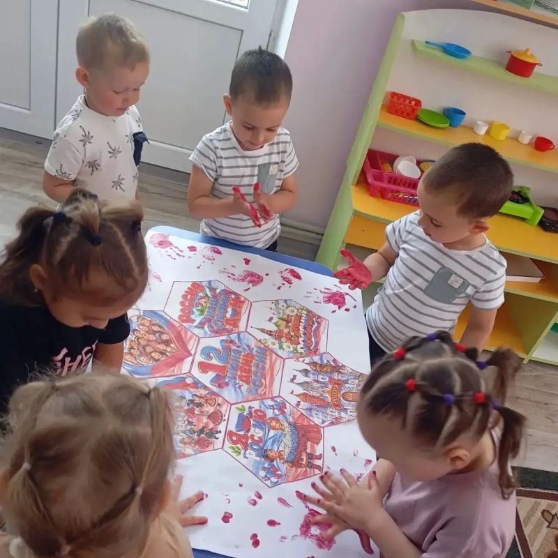 В детском саду «Солнышко» накануне Дня России во всех возрастных группах прошли тематические мероприятия, посвящённые этому важному празднику В детском саду «Солнышко» накануне Дня России во всех возрастных группах прошли тематические мероприятия, посвящённые этому важному празднику