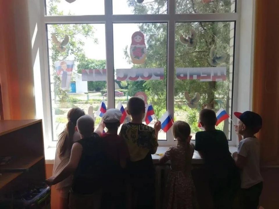 Александр Дудка: Творческий патриотизм в летней смене: Скадовский округ присоединился к акции «Окна России» Александр Дудка: Творческий патриотизм в летней смене: Скадовский округ присоединился к акции «Окна России»