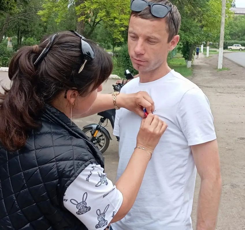 11 июня, в преддверии Дня России, сотрудники филиала № 4 Культурно-досугового центра Великолепетихского муниципального округа провели уличную патриотическую акцию «Россия в сердце навсегда» 11 июня, в преддверии Дня России, сотрудники филиала № 4 Культурно-досугового центра Великолепетихского муниципального округа провели уличную патриотическую акцию «Россия в сердце навсегда»