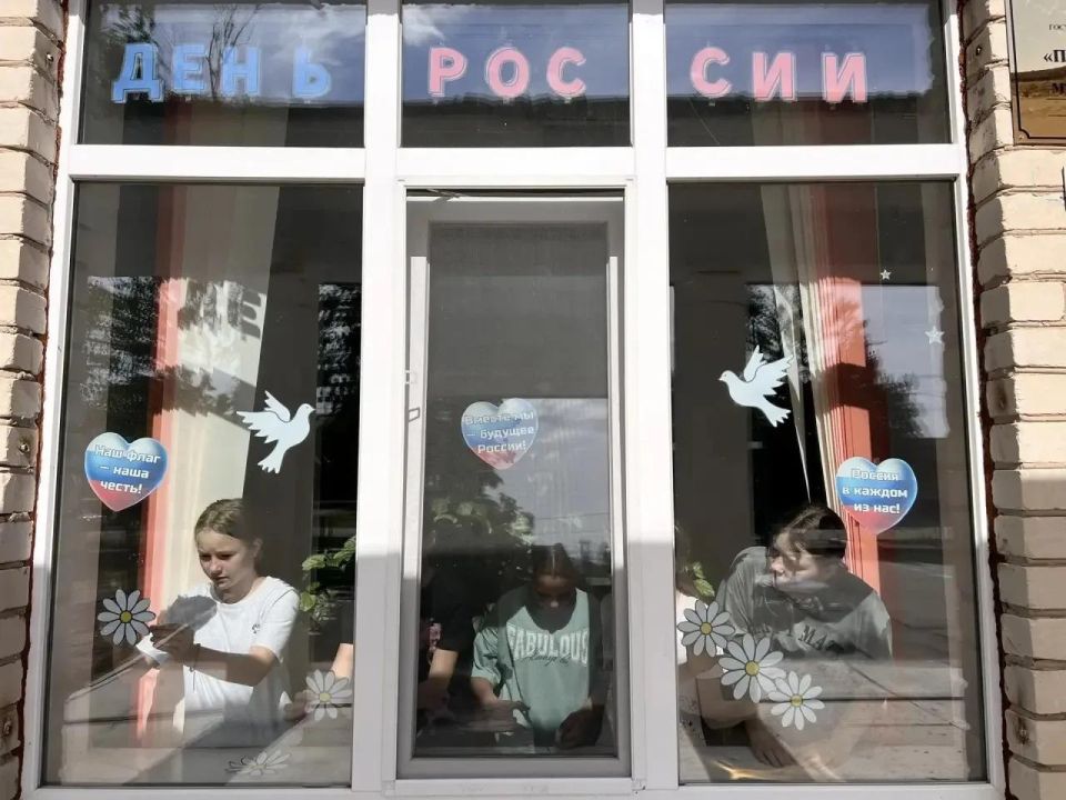 Александр Дудка: Творческий патриотизм в летней смене: Скадовский округ присоединился к акции «Окна России» Александр Дудка: Творческий патриотизм в летней смене: Скадовский округ присоединился к акции «Окна России»