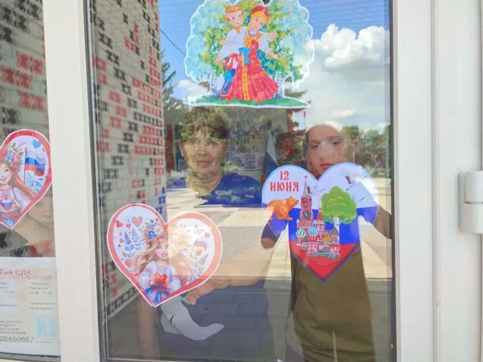 По инициативе «Единой России» в Долинском прошла акция «Окна России» По инициативе «Единой России» в Долинском прошла акция «Окна России»