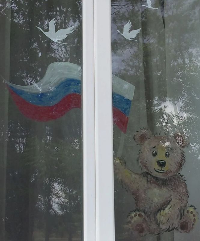 В Каховском округе жители украшают окна российской символикой в рамках акции "Окна России" В Каховском округе жители украшают окна российской символикой в рамках акции "Окна России"
