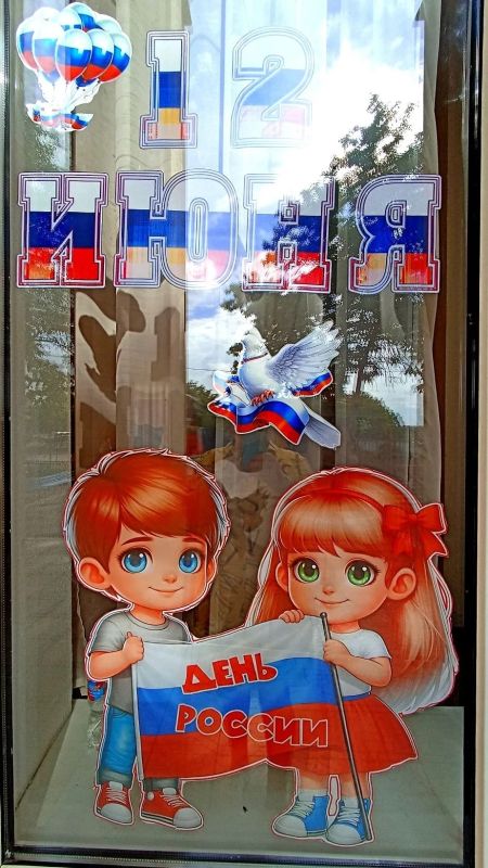 В Каховском округе жители украшают окна российской символикой в рамках акции "Окна России" В Каховском округе жители украшают окна российской символикой в рамках акции "Окна России"
