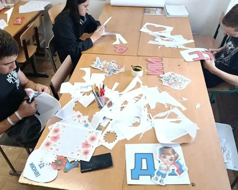 Первые Генического округа украсили окна в честь Дня России Первые Генического округа украсили окна в честь Дня России