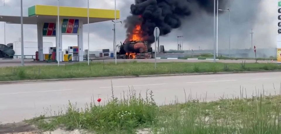 В Скадовске после атаки БПЛА загорелся бензовоз на территории АЗС