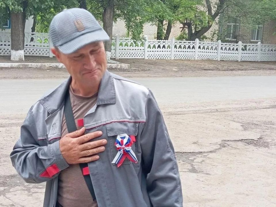 11 июня, в преддверии Дня России, сотрудники филиала № 4 Культурно-досугового центра Великолепетихского муниципального округа провели уличную патриотическую акцию «Россия в сердце навсегда» 11 июня, в преддверии Дня России, сотрудники филиала № 4 Культурно-досугового центра Великолепетихского муниципального округа провели уличную патриотическую акцию «Россия в сердце навсегда»