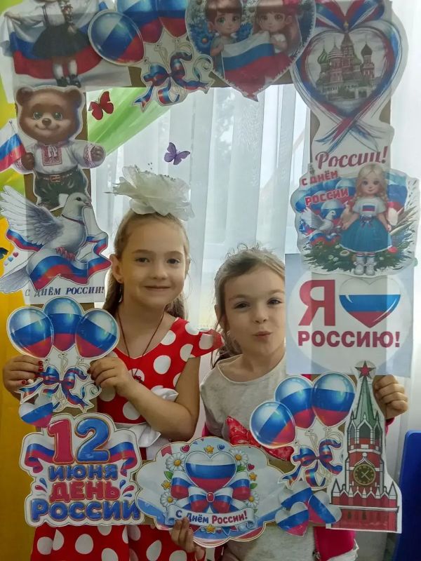 В детском саду «Солнышко» накануне Дня России во всех возрастных группах прошли тематические мероприятия, посвящённые этому важному празднику В детском саду «Солнышко» накануне Дня России во всех возрастных группах прошли тематические мероприятия, посвящённые этому важному празднику