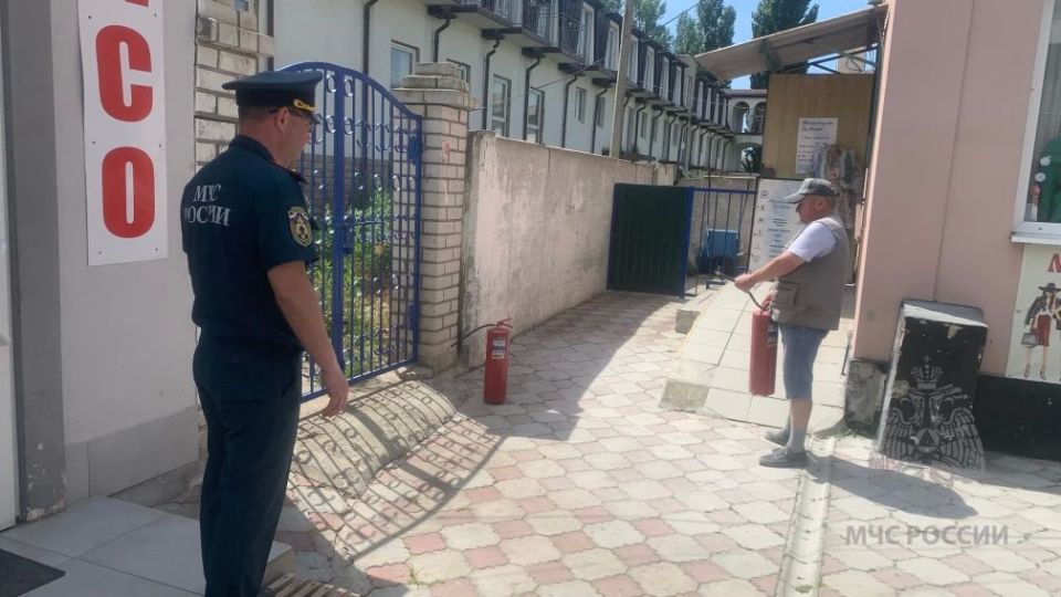 Эвакуируемся правильно. Специалисты надзорной деятельности и профилактической работы по Скадовскому муниципальному округу провели тренировку по эвакуации на территории Скадовского кооперативного рынка Эвакуируемся правильно. Специалисты надзорной деятельности и профилактической работы по Скадовскому муниципальному округу провели тренировку по эвакуации на территории Скадовского кооперативного рынка