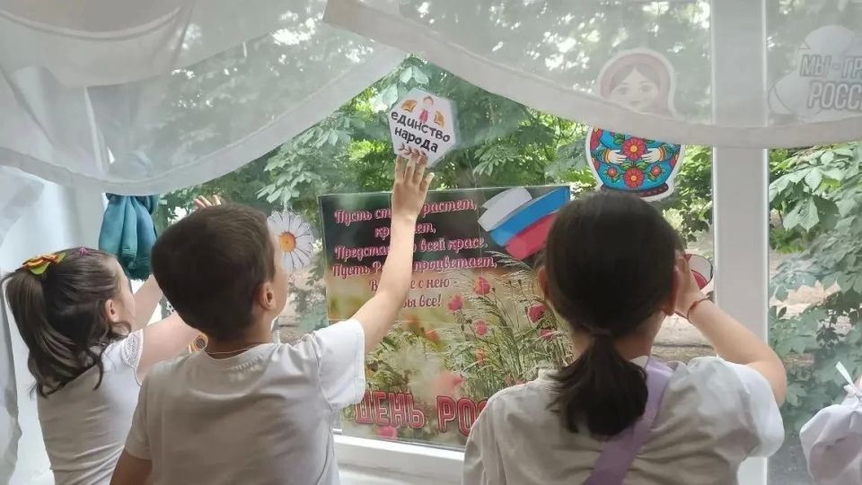 Любимовская школа Ивановского района присоединилась к ежегодной Всероссийской акции «Окна России» Любимовская школа Ивановского района присоединилась к ежегодной Всероссийской акции «Окна России»