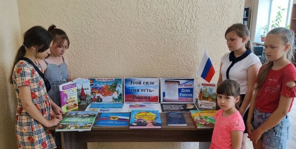В преддверии Дня России в Архангельскослободской библиотеке прошёл историко-патриотический час «Моя земля, моя Россия» В преддверии Дня России в Архангельскослободской библиотеке прошёл историко-патриотический час «Моя земля, моя Россия»