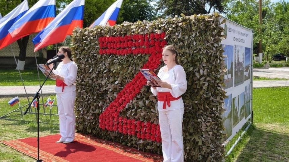 Ольга Осипенко: С Днём России!!. Вместе с главой Новотроицкого округа, секретарем местного отделения «Единой России» Евгенией Кузьменко, председателем Совета депутатов округа Алексеем Козубским, руководителем фракции «Единая... Ольга Осипенко: С Днём России!!. Вместе с главой Новотроицкого округа, секретарем местного отделения «Единой России» Евгенией Кузьменко, председателем Совета депутатов округа Алексеем Козубским, руководителем фракции «Единая...