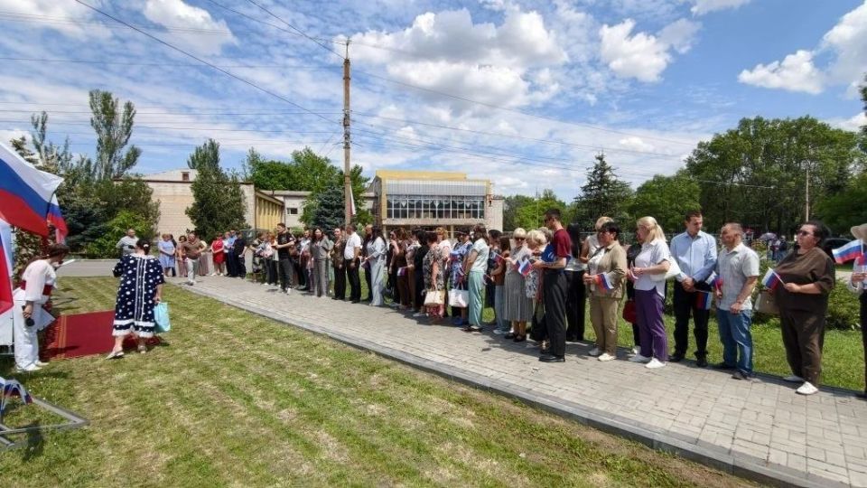 Ольга Осипенко: С Днём России!!. Вместе с главой Новотроицкого округа, секретарем местного отделения «Единой России» Евгенией Кузьменко, председателем Совета депутатов округа Алексеем Козубским, руководителем фракции «Единая... Ольга Осипенко: С Днём России!!. Вместе с главой Новотроицкого округа, секретарем местного отделения «Единой России» Евгенией Кузьменко, председателем Совета депутатов округа Алексеем Козубским, руководителем фракции «Единая...