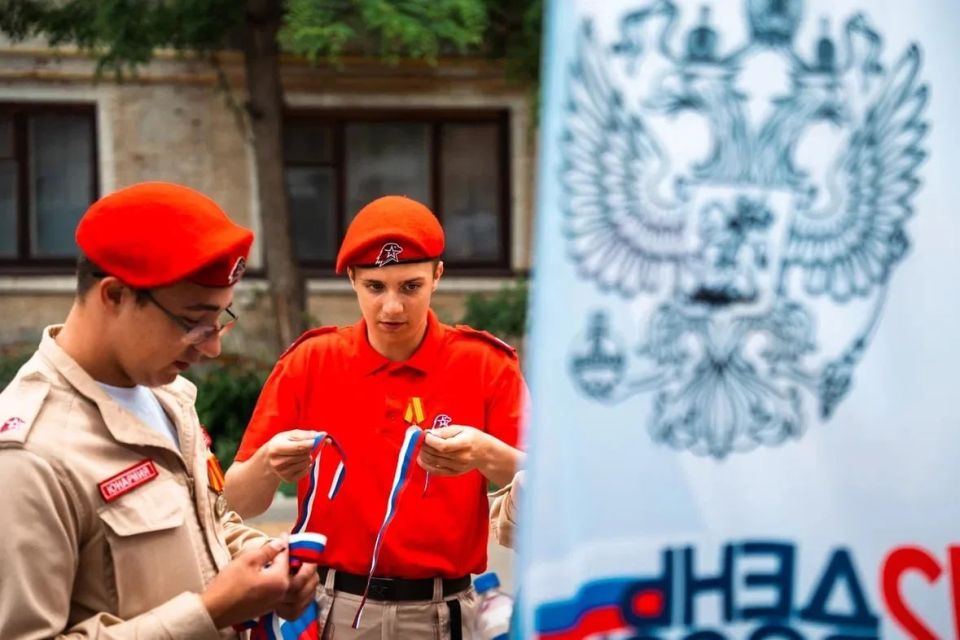 В преддверии Дня России Министерство молодёжной политики Херсонской области совместно с молодёжным центром «Патриот» и активистами «Волонтёров Победы» провели патриотическую акцию В преддверии Дня России Министерство молодёжной политики Херсонской области совместно с молодёжным центром «Патриот» и активистами «Волонтёров Победы» провели патриотическую акцию