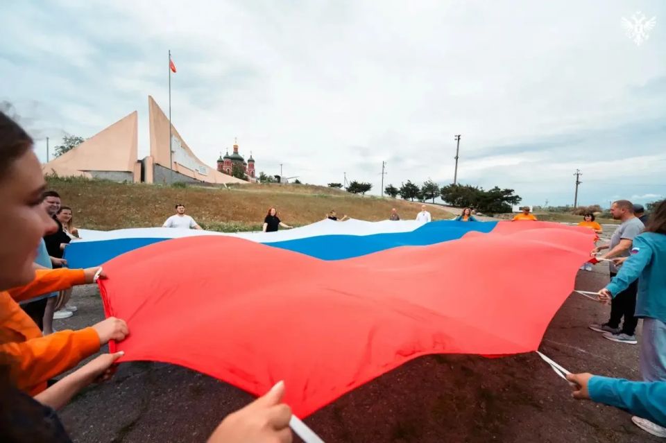 Масштабный флаг государства украсил Херсонскую область в День России Масштабный флаг государства украсил Херсонскую область в День России