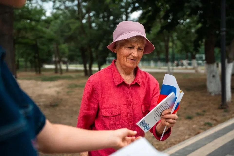 В преддверии Дня России Министерство молодёжной политики Херсонской области совместно с молодёжным центром «Патриот» и активистами «Волонтёров Победы» провели патриотическую акцию В преддверии Дня России Министерство молодёжной политики Херсонской области совместно с молодёжным центром «Патриот» и активистами «Волонтёров Победы» провели патриотическую акцию