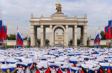 Енот из Херсона: С Днём России, дорогие друзья!