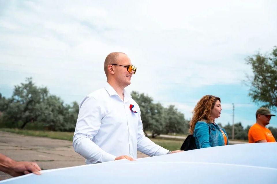 Масштабный флаг государства украсил Херсонскую область в День России Масштабный флаг государства украсил Херсонскую область в День России