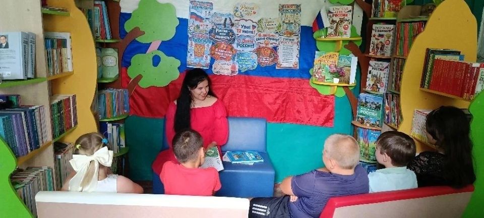 В Красноподольской библиотеке прошёл душевный праздник, посвящённый Дню России В Красноподольской библиотеке прошёл душевный праздник, посвящённый Дню России