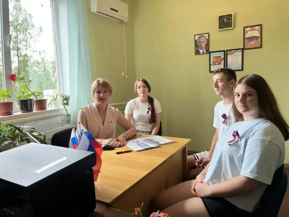 Накануне Дня России заместитель секретаря первичного отделения Единой России с. Васильевка Евгения Мелихова провела встречу с молодёжью населённого пункта Накануне Дня России заместитель секретаря первичного отделения Единой России с. Васильевка Евгения Мелихова провела встречу с молодёжью населённого пункта