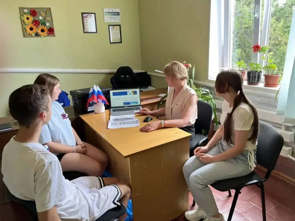 Накануне Дня России заместитель секретаря первичного отделения Единой России с. Васильевка Евгения Мелихова провела встречу с молодёжью населённого пункта Накануне Дня России заместитель секретаря первичного отделения Единой России с. Васильевка Евгения Мелихова провела встречу с молодёжью населённого пункта