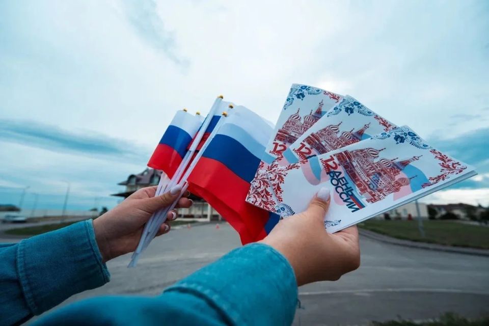 В преддверии Дня России Министерство молодёжной политики Херсонской области совместно с молодёжным центром «Патриот» и активистами «Волонтёров Победы» провели патриотическую акцию В преддверии Дня России Министерство молодёжной политики Херсонской области совместно с молодёжным центром «Патриот» и активистами «Волонтёров Победы» провели патриотическую акцию