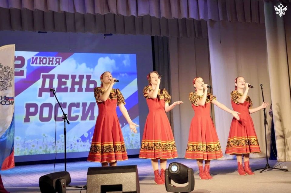 В Херсонской области ко Дню России состоялся концерт «В единстве наша сила» В Херсонской области ко Дню России состоялся концерт «В единстве наша сила»