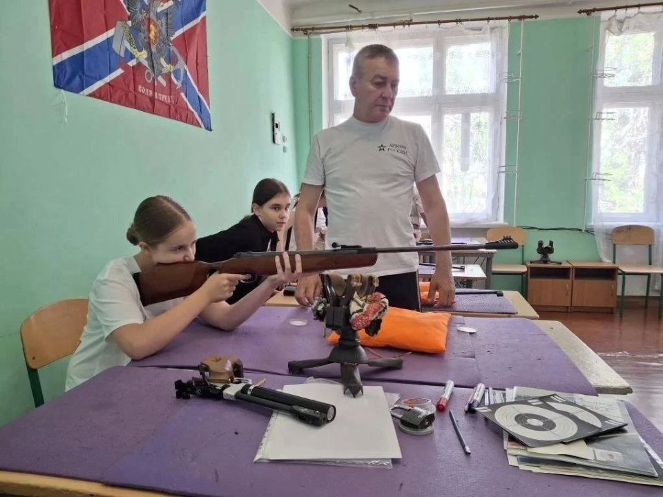 Кадеты и юнармейцы Скадовской школы №3 отличились на соревнованиях по стрельбе ко Дню России Кадеты и юнармейцы Скадовской школы №3 отличились на соревнованиях по стрельбе ко Дню России